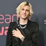 xQc streaming setup showing net worth and income sources from Twitch and Kick platforms