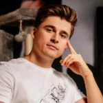 Who is Ludwig Ahgren streaming setup - popular YouTube content creator and former Twitch record holder at his desk